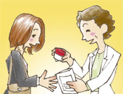 血液検査を受ける女性